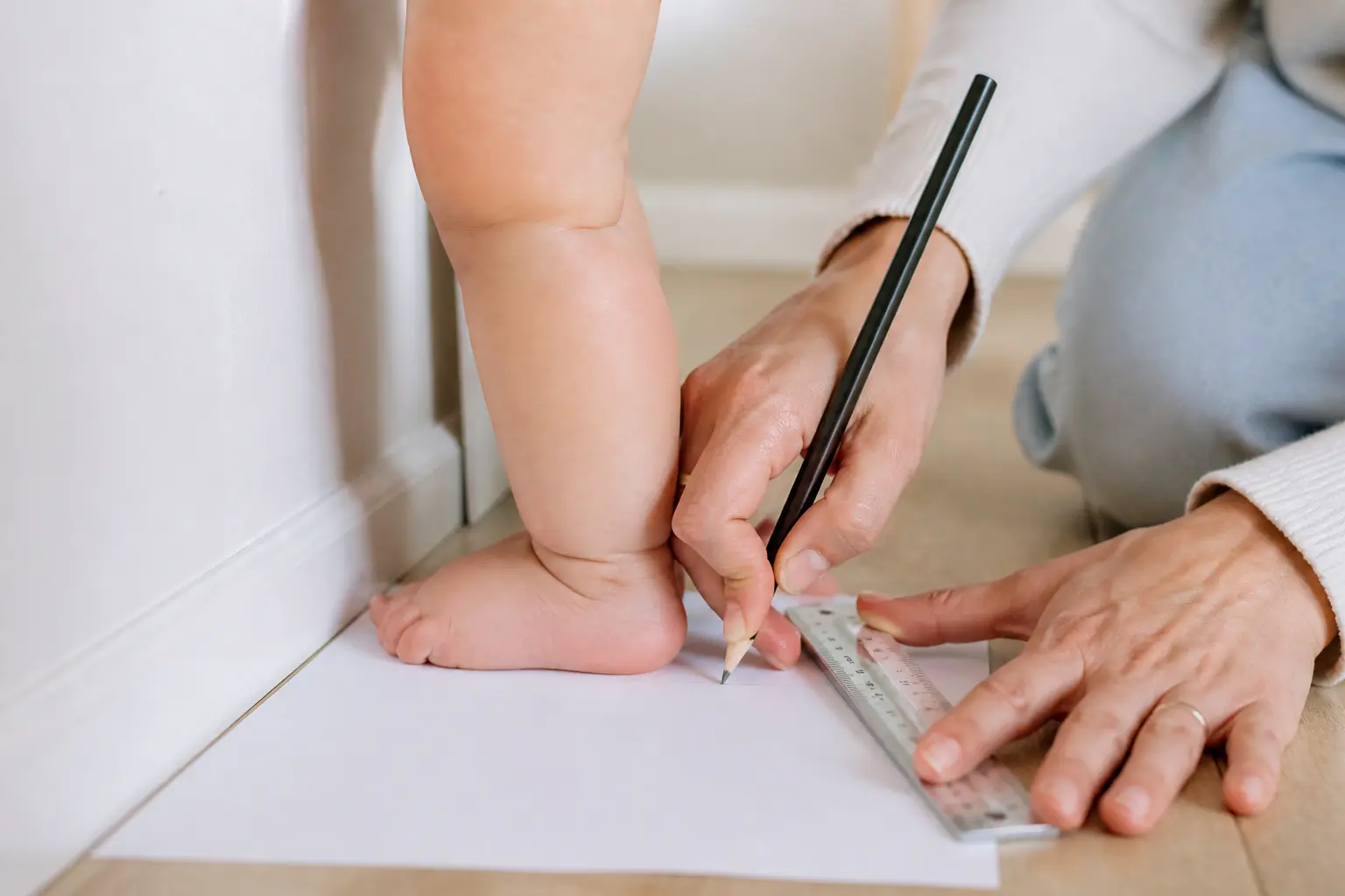 Mesurer le pied de bébé à la maison sans se tromper