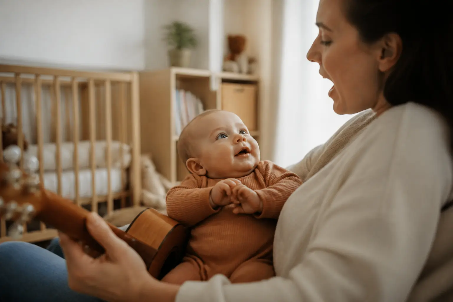 Parent chantant une comptine pour bebe parole à un bébé, ambiance douce du coucher, livres et peluches en fond