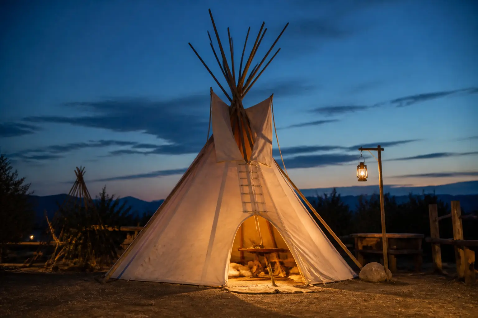 Tipi indien traditionnel en toile et bois, camp culturel au crépuscule, lumière douce et ombres profondes